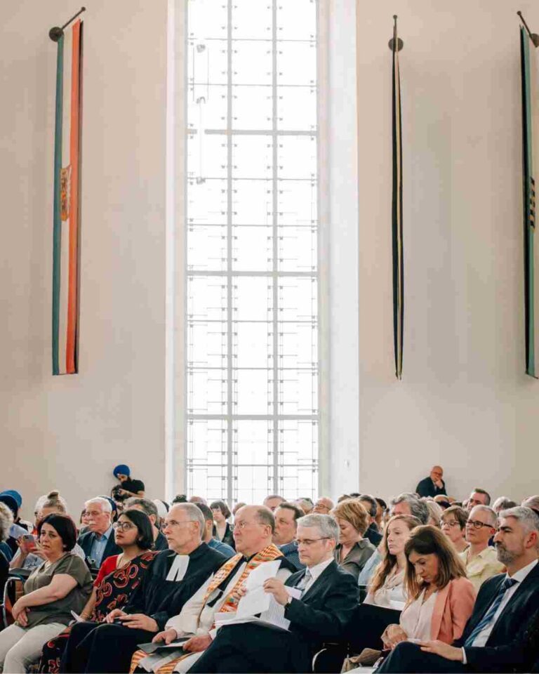 Publikum bei der multireligiösen Feier in der Frankfurter Paulskirche