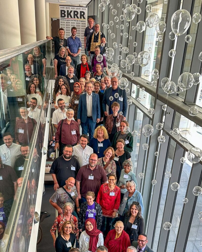 Gruppenfoto der Delegierten des Bundeskongresses der Räte der Religionen auf einer Treppe