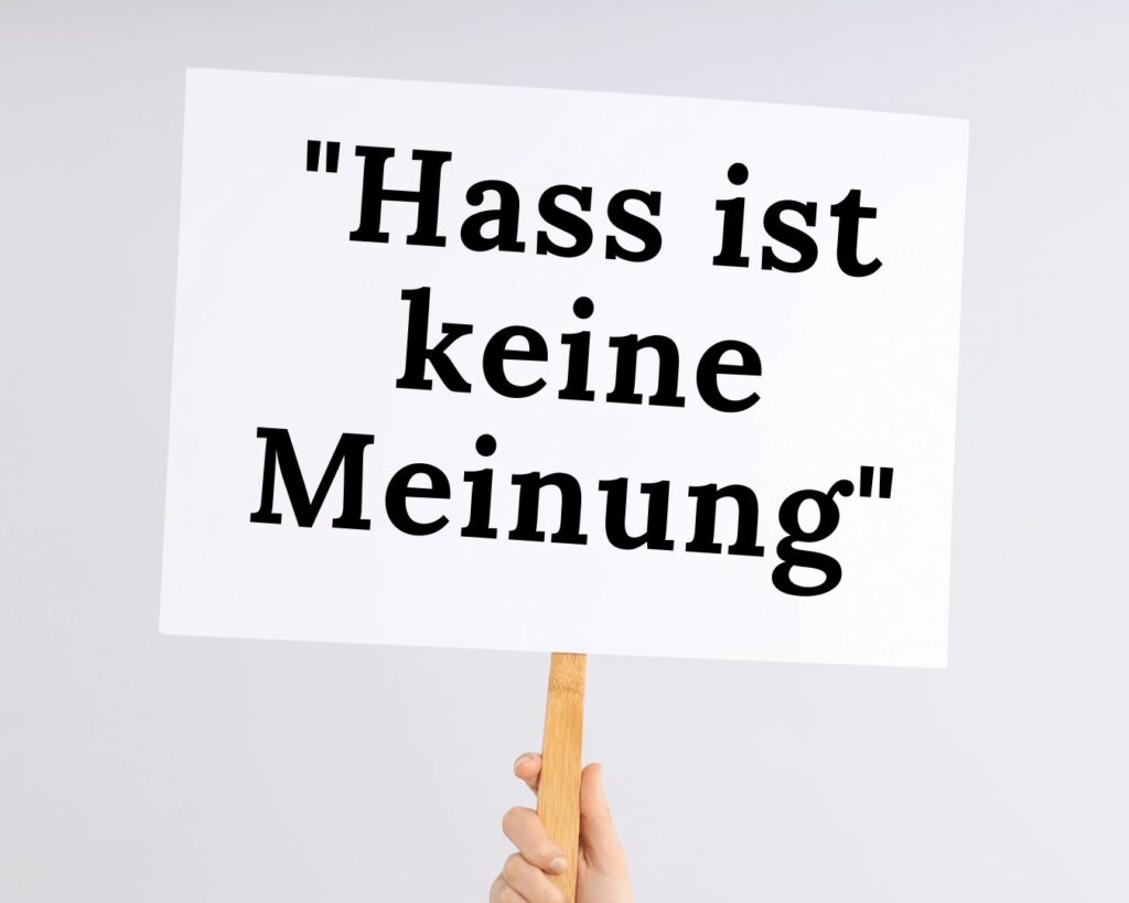 Schild mit der Aufschrift „Hass ist keine Meinung“