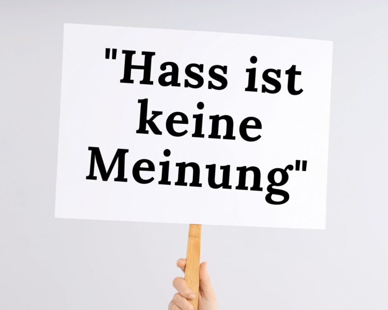 Schild mit der Aufschrift „Hass ist keine Meinung“