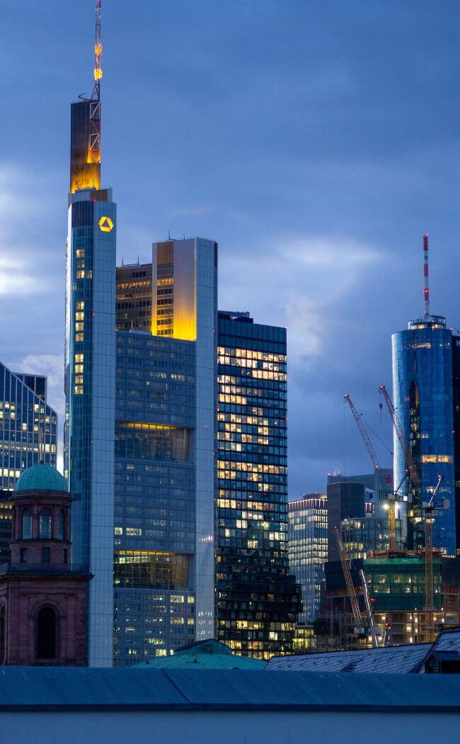 Frankfurter Skyline mit Commerzbank-Turm in der Abenddämmerung