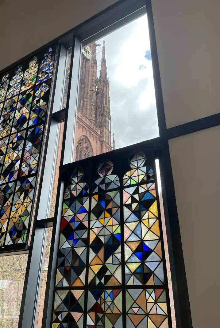 Buntes Glasfenster mit Blick auf den Turm des Frankfurter Doms