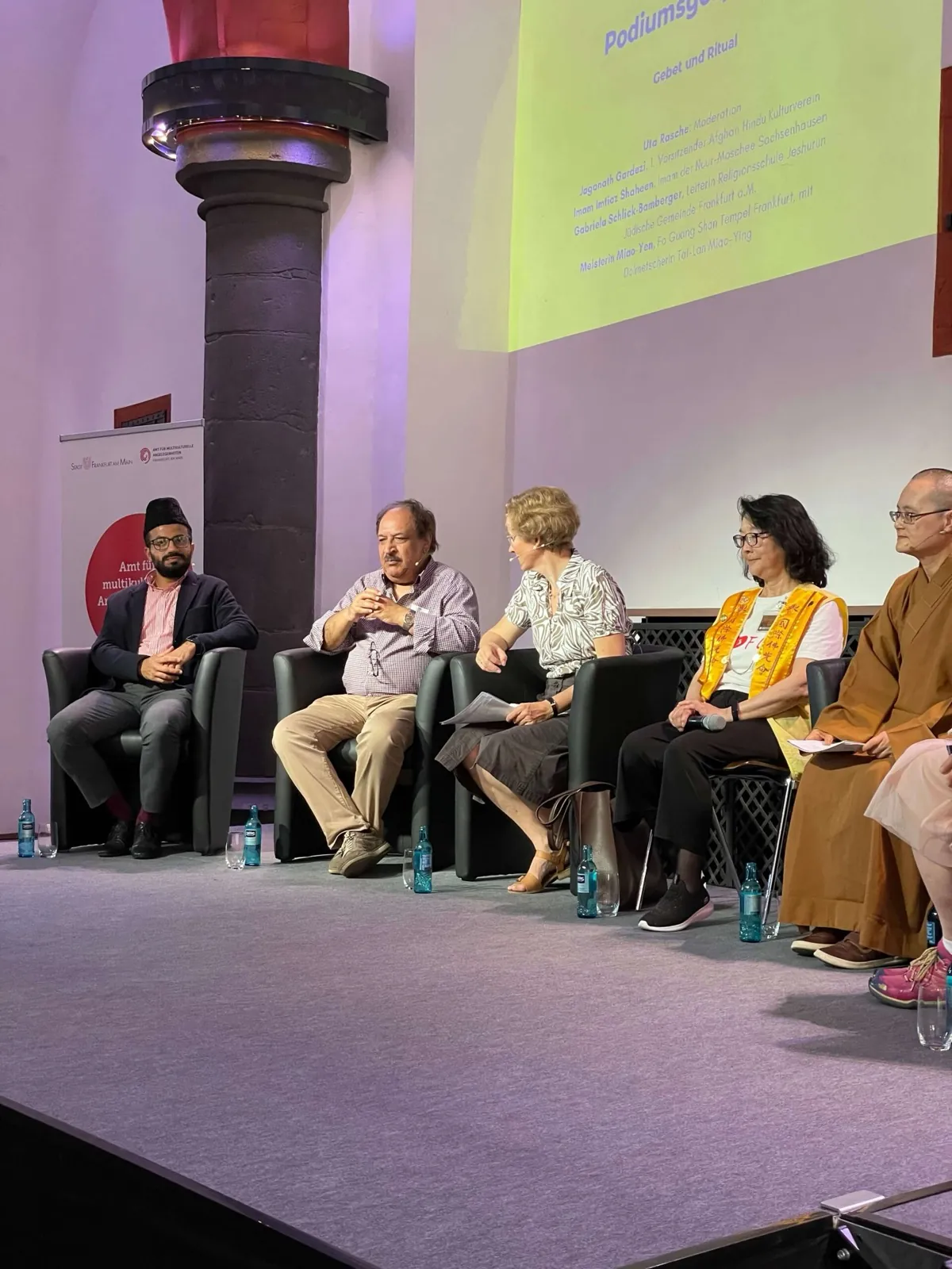 Podiumsdiskussion mit Vertreterinnen und Vertretern verschiedener Religionen auf der Bühne
