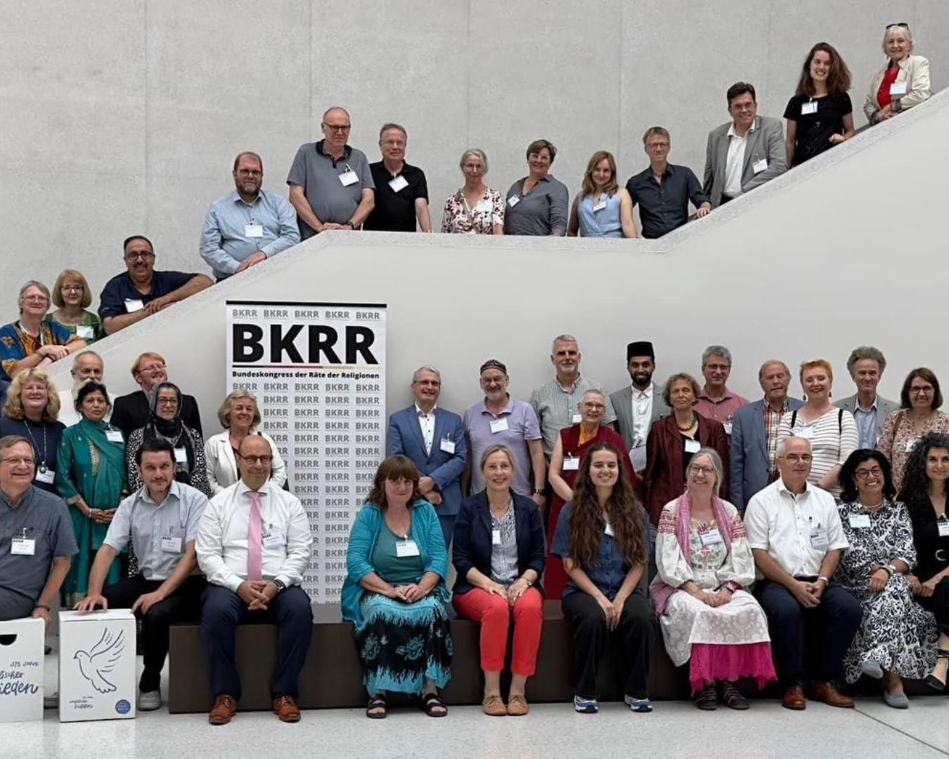 Gruppenfoto der Teilnehmenden des sechsten Bundeskongresses der Räte der Religionen auf einer Treppe