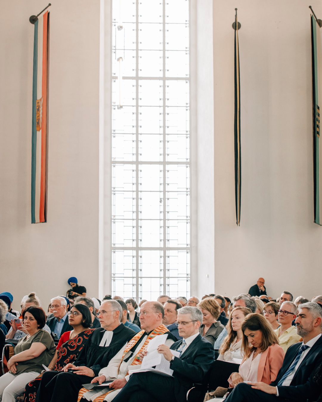 Gäste der Multireligiösen Feier in der Frankfurter Paulskirche