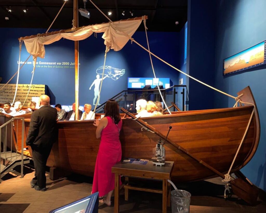 Ausstellungsraum im Bibelhaus Erlebnismuseum mit einem nachgebauten Holzboot